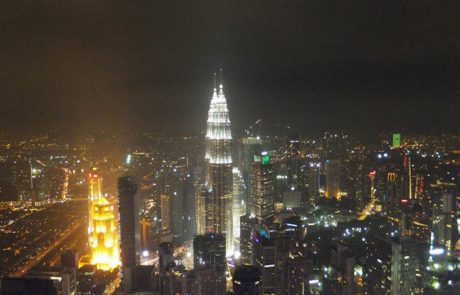 am Nacht Die beleuchteten Petronas Towers über dem nächtlichen Kuala Lumpur