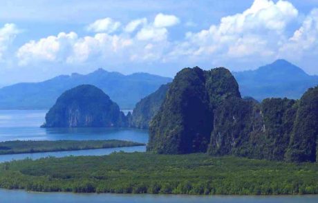 Phang-Nga-Bay Panorama der Phang-Nga-Bucht mit Kalkfelsen und Mangroven