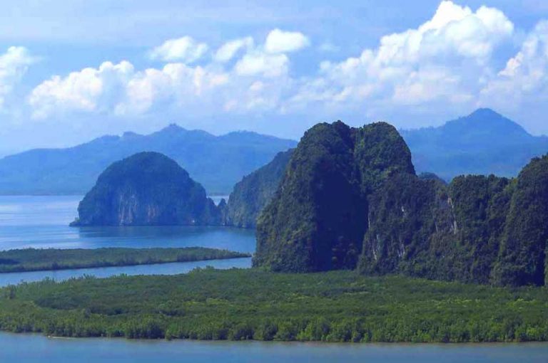 Panorama der Phang-Nga-Bucht mit Kalkfelsen und Mangroven