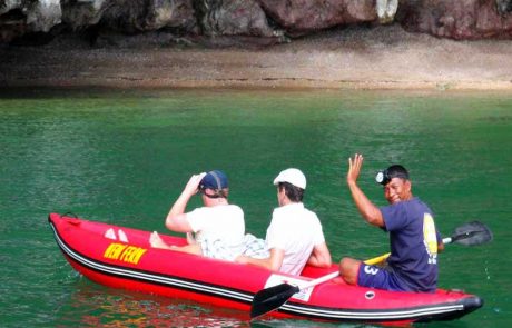 Phang-Nga-Bay-canoeing Gäste im Kanu mit Guide zwischen den Felsen der Phang-Nga-Bucht