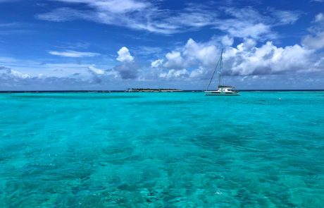 Katamaran auf tolle türkisfarbige Wasser Katamaran ankert über dem türkisen Riff der Tobago Cays