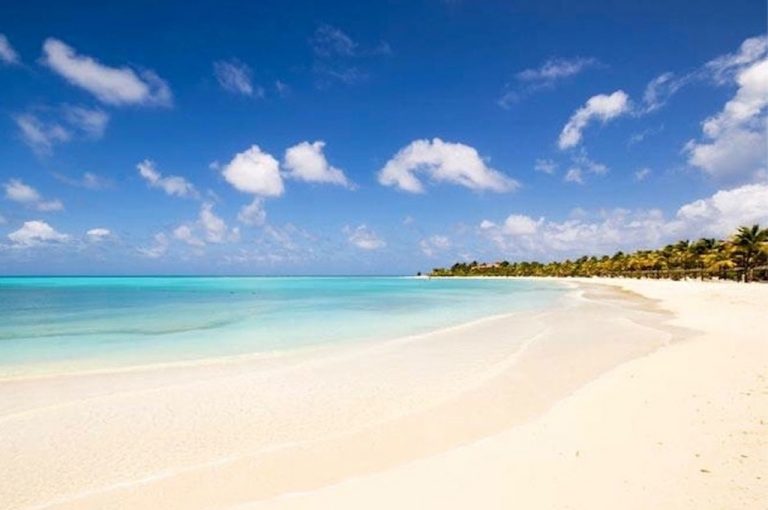 Menschenleerer weißer Traumstrand mit türkisem Wasser auf Antigua