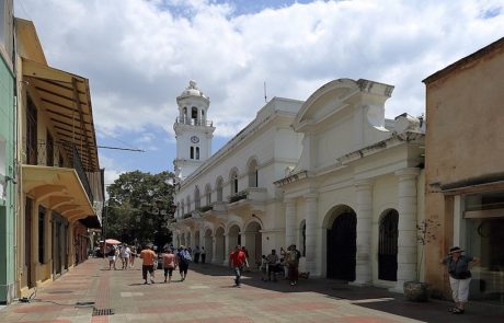 Santo_Domingo_-_Calle_El_Conde Straßenzug mit Rathausturm in der Kolonialstadt