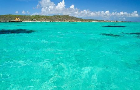 Berge und das Meer Klares grünes Wasser des Smaragd-Meers vor der Küste