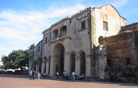 Kathedrale_Santo_Domingo_Seiteneingang Ruine des Krankenhauses San Nicolás de Bari