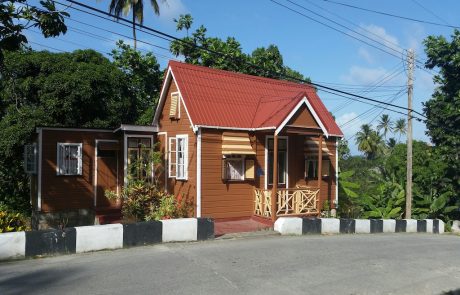 Haus Typisches Chattel House mit rotem Dach am Straßenrand