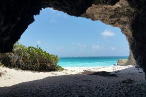 Blick aus einer Felshöhle auf das türkisfarbene Meer