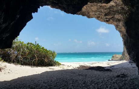Hohle Blick aus einer Felshöhle auf das türkisfarbene Meer