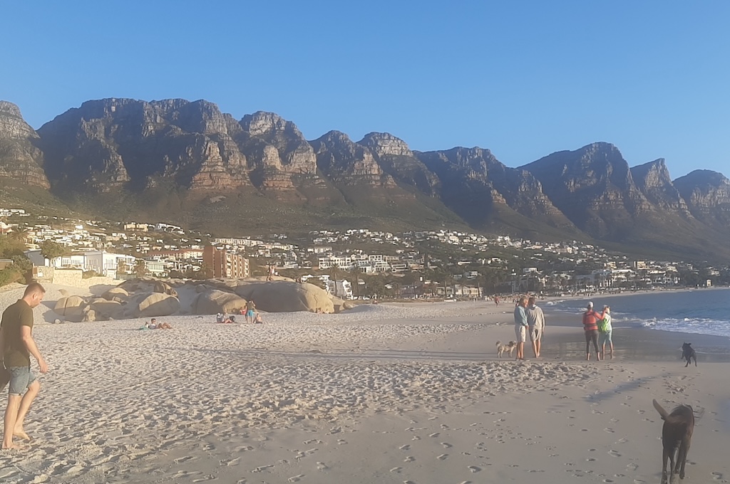 Aussicht vom Strand auf Tafelberg Strand von Camps Bay vor der Bergkette der Zwölf Apostel