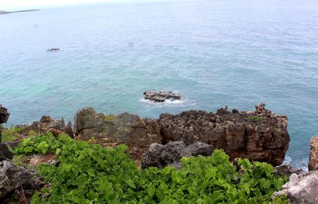 Aussicht von bucht Schroffe Kalkfelsen über dem Meer an der Küste Nordmadagaskars