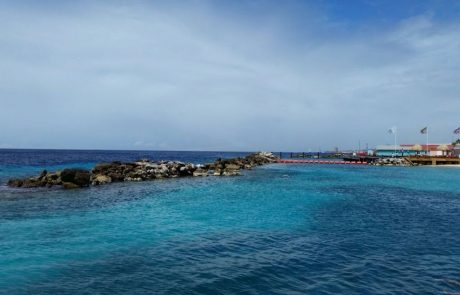 Meer auf Curacao Felsmole und Strandpromenade im türkisen Wasser