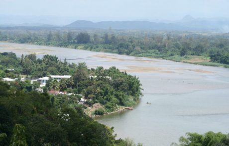 Blick über den Fluss und die Landschaft bei Toamasina