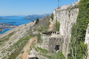 Seitliche Ansicht Burg Dubrovnik Stadtführung von den Stadtmauern und dem Berg Srd