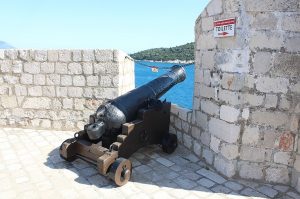 Kanone Dubrovnik Stadtführung von den Stadtmauern und dem Berg Srd