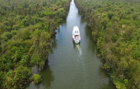 Ausflugsboot auf dem Pangalanes-Kanal von oben