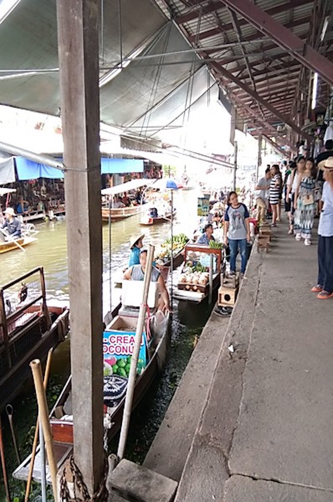 Markt am Bahngleis und schwimmender Markt