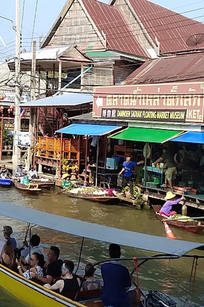 Markt am Bahngleis und schwimmender Markt