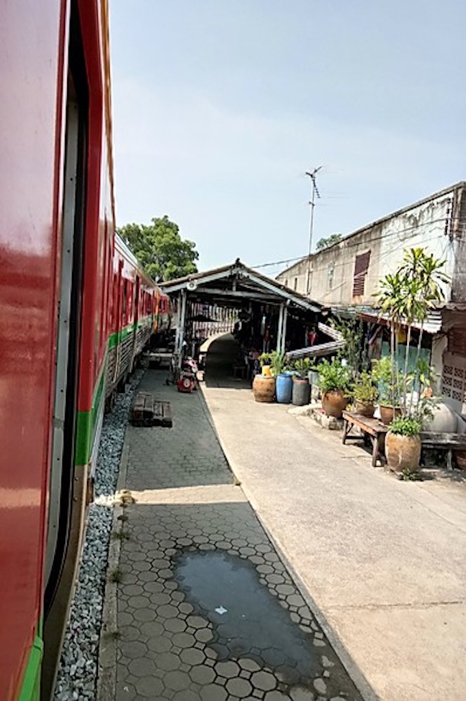 Markt am Bahngleis und schwimmender Markt