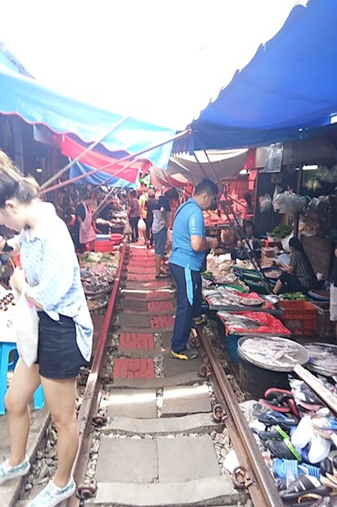 Markt am Bahngleis und schwimmender Markt