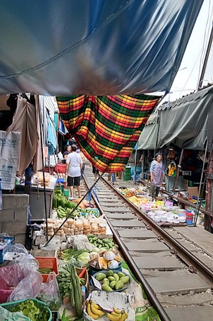 Markt am Bahngleis und schwimmender Markt