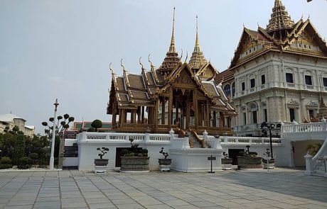 Pavilion in wat phra kaeo Der Aphonphimok-Pavillon vor der Chakri-Thronhalle in Bangkok