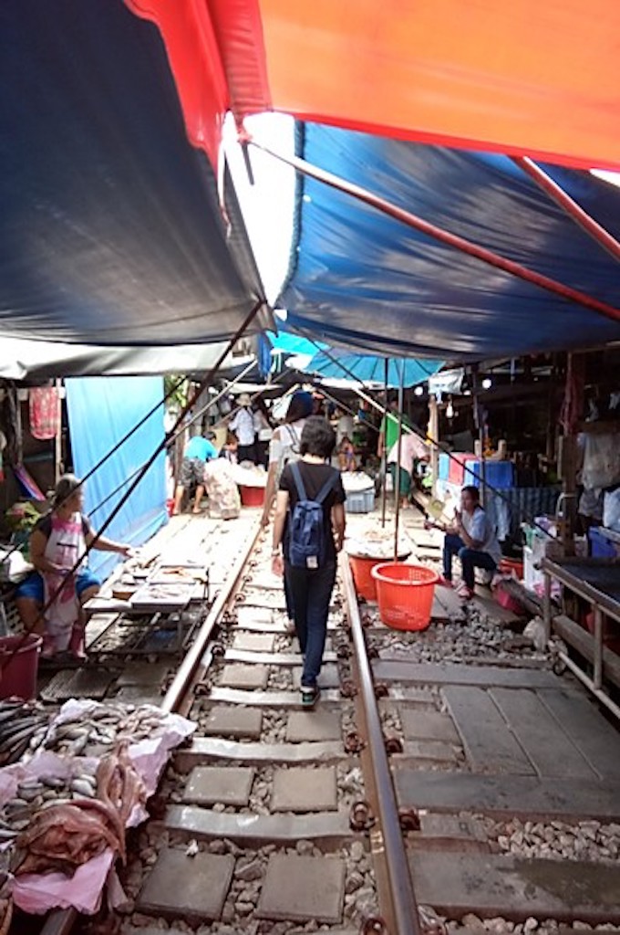 Markt am Bahngleis und schwimmender Markt