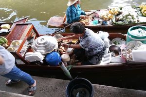 Markt am Bahngleis und schwimmender Markt