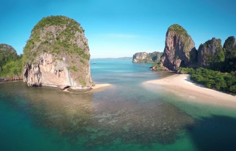 James Bond Felsen Türkisfarbenes Flachwasser zwischen den Kalkfelsen der Bucht