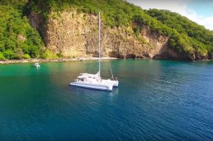 Ansicht von weit auf Katamaran Katamaranausflug Martinique