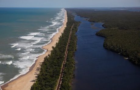 Pangalan Kanal und das Meer Luftbild des Pangalanes-Kanals parallel zur Küste Madagaskars