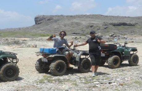 Quadsafari Curacao Zwei Guides posieren neben den Quads vor Hügelkulisse