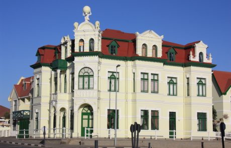 Das Hohenzollernhaus mit Atlas-Figur in Swakopmund
