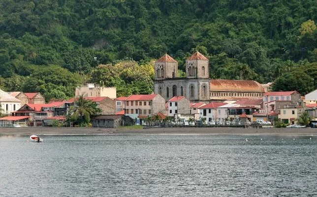 Ausblick von Wasser auf Saint Pierre Tour in den Norden