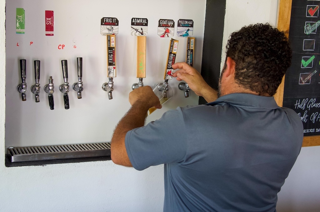 Bier zapfen Zapfhähne der Brauerei mit lokalen Biersorten