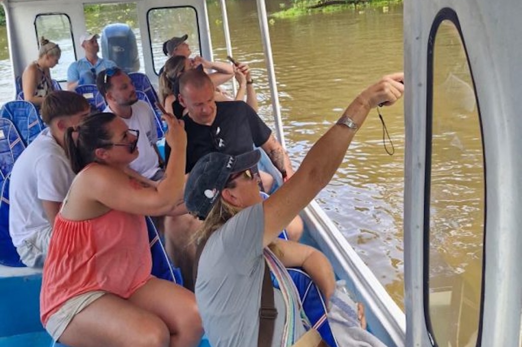 Bootsfahrt mit Leuten Gäste fotografieren vom Ausflugsboot aus die Uferwelt