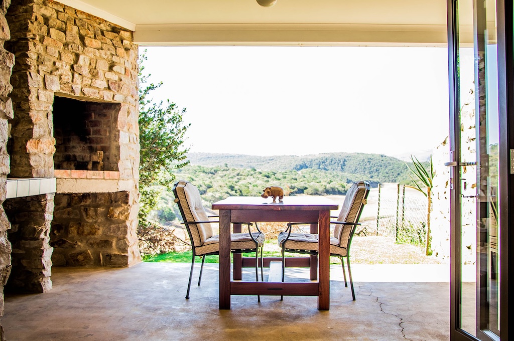 Deluxe Suites Überdachte Terrasse mit Kamin und Blick ins Reservat