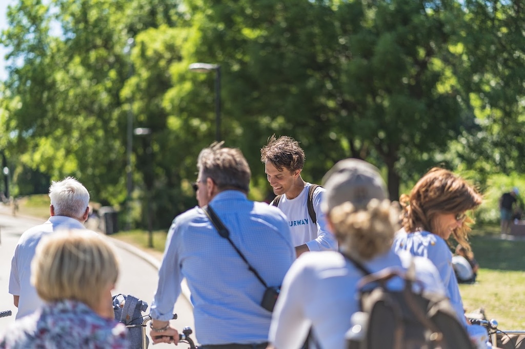 Group Biking through Djurgaden in Stockholm-min Die grünen Schätze von Djurgarden
