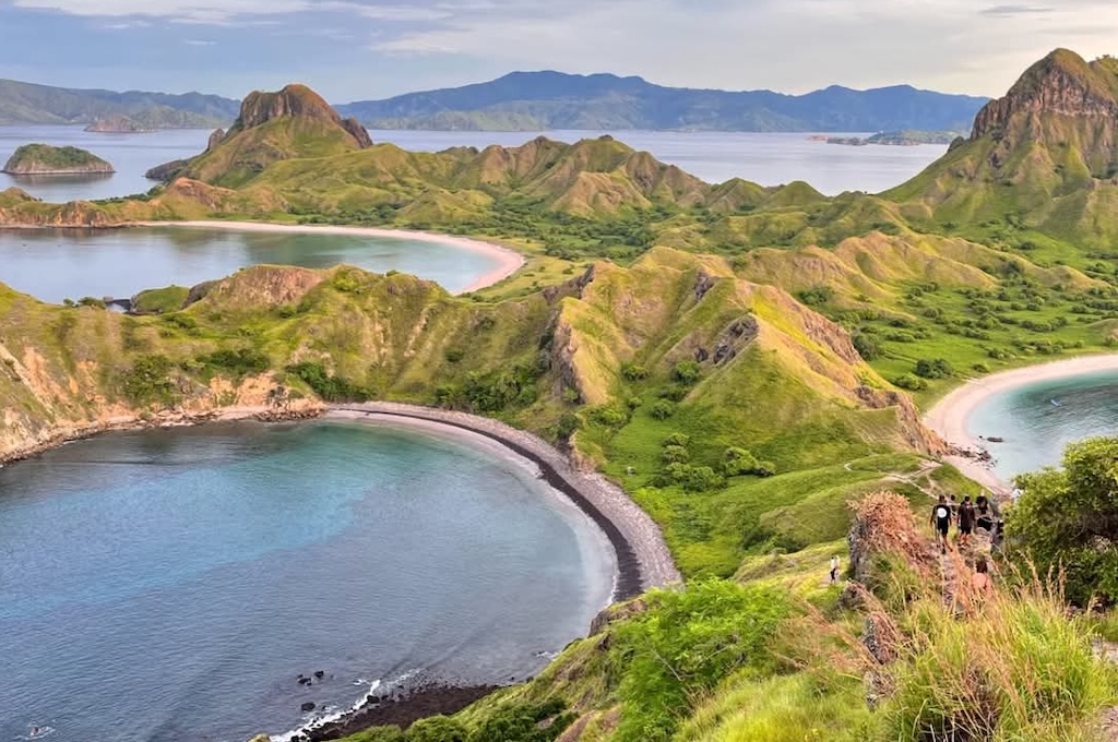 Panorama der Buchten von Padar Island im Komodo-Nationalpark