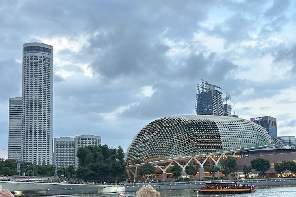 Flussfahrt Das Esplanade-Theater an der Marina Bay in Singapur