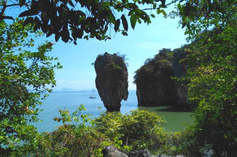 Blick durch das Grün auf den James-Bond-Felsen in der Phang-Nga-Bucht