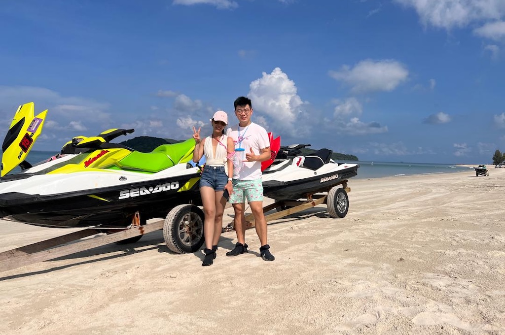 Zwei Gäste vor ihren Jetskis am Strand von Langkawi