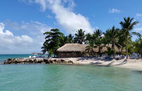 Restaurant Reetgedeckter Pavillon auf einer Landzunge mit Palmen