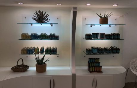Verkaufenden für Aloe Vera Beleuchtete Regale mit Aloe-Vera-Produkten im Verkaufsraum