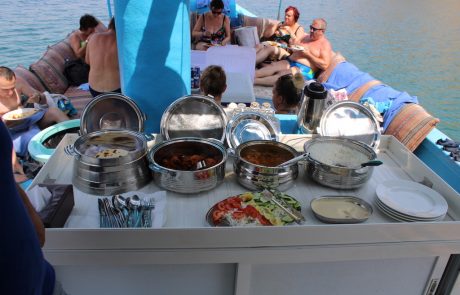 Mittagessen Dhow Cruise mit Delfinbeobachtung