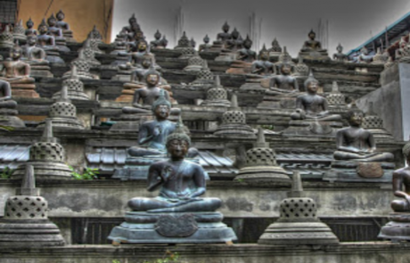 Reihen steinerner Buddha-Figuren im Gangaramaya-Tempel in Colombo