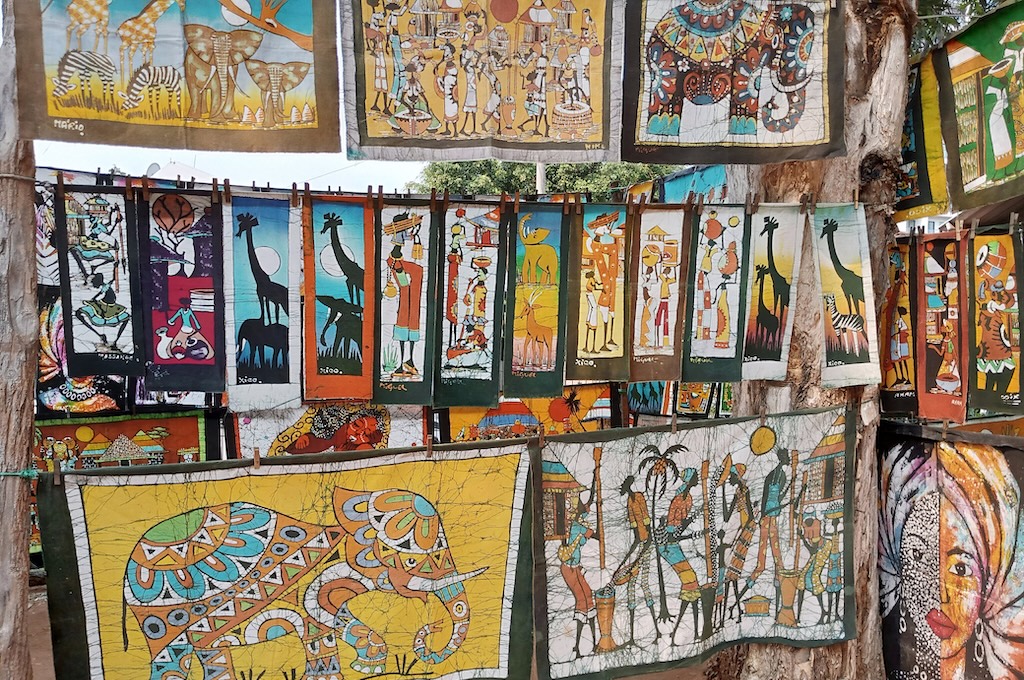 IMG_20220814_112300_980.jpg Bunte Batikbilder auf einem Kunsthandwerksmarkt in Maputo
