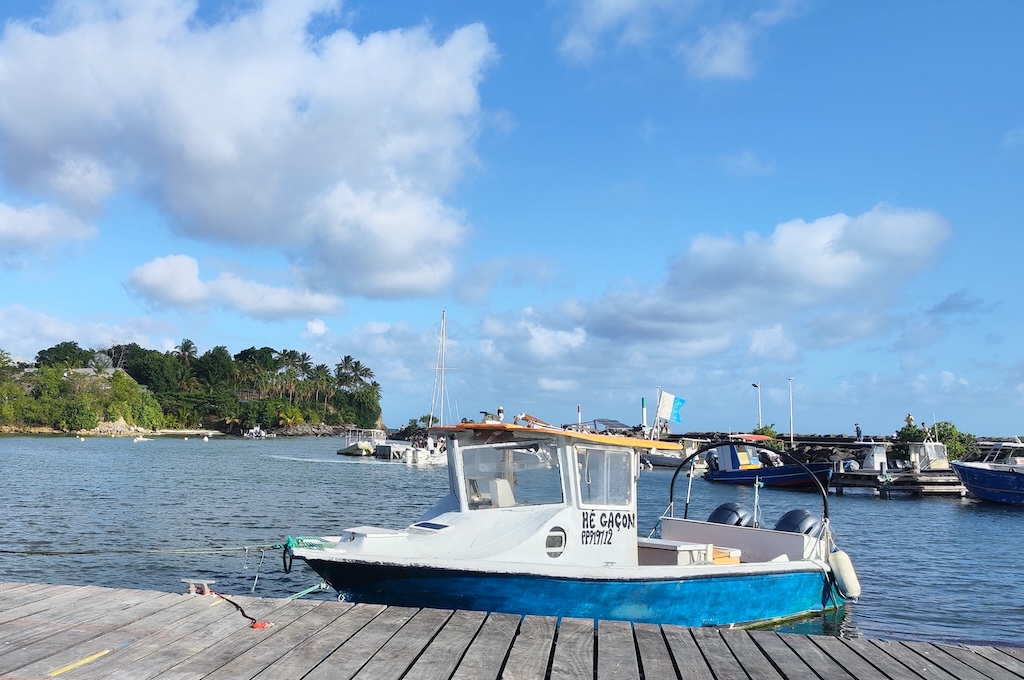 Hafen Ausflugsboot am Holzsteg vor der Île du Gosier