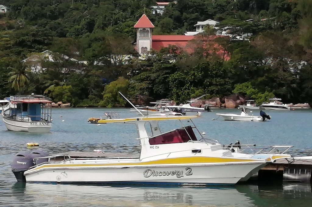 Boot Ausflugsboote in der Bucht vor Praslin