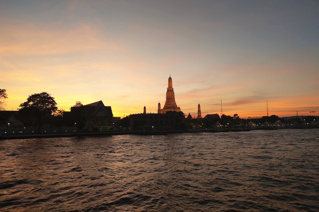 Bangkok am Nacht Der Wat Arun im Sonnenuntergang am Chao Phraya