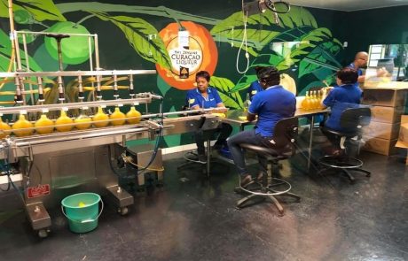 Fabrik für Curacao Likör Abfüllanlage der Curaçao-Likörfabrik mit Mitarbeiterinnen
